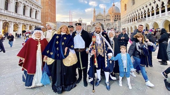 Re Biscottino al Carnevale di Venezia intervistato dalla tv polacca. Foto