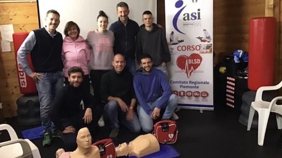 Oleggio, corso per l'uso del defibrillatore per i tecnici del centro Aquam