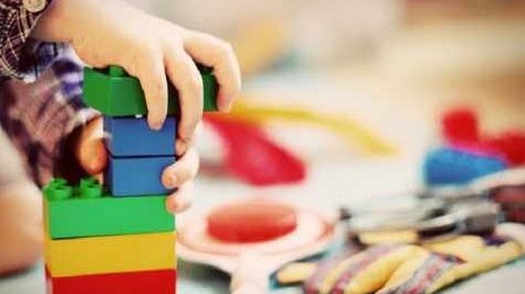 Trecate, sistemazione asilo Fratelli Russi dopo il crollo del soffitto: raccolti 9.000 euro
