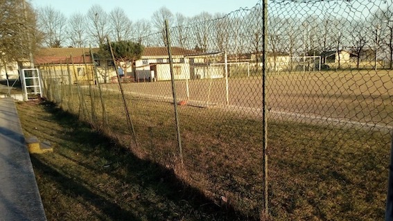 Trecate, iniziati i lavori per la sostituzione della rete al campo di via Incasate