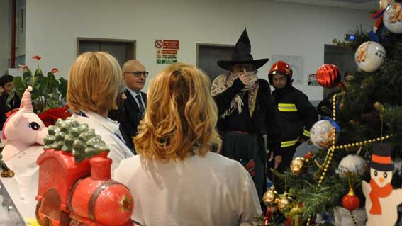 Vigili del fuoco in visita alla Pediatria con doni per l'Epifania