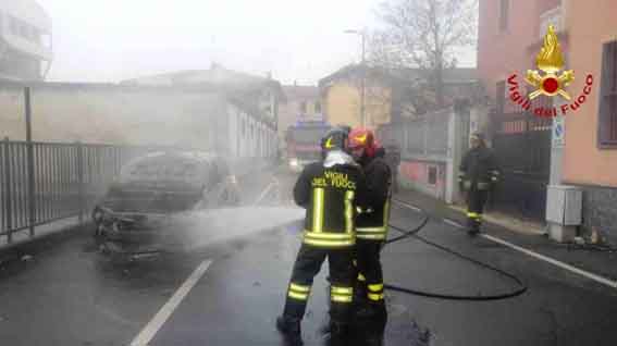 Trecate: in fiamme auto a Gpl