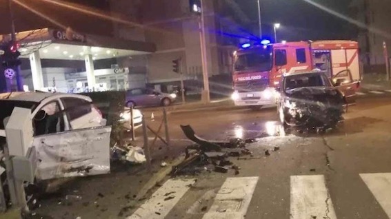 Novara, scontro ad un incrocio cittadino: un ferito