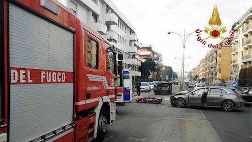 Novara, incidente stradale fra due auto: una si ribalta. Due feriti