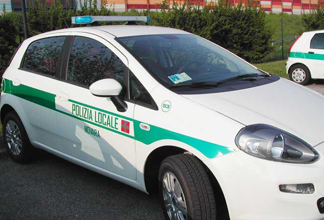 Guida auto rubata, senza patente, in stato di ebbrezza e fugge: inseguito, denunciato e multato