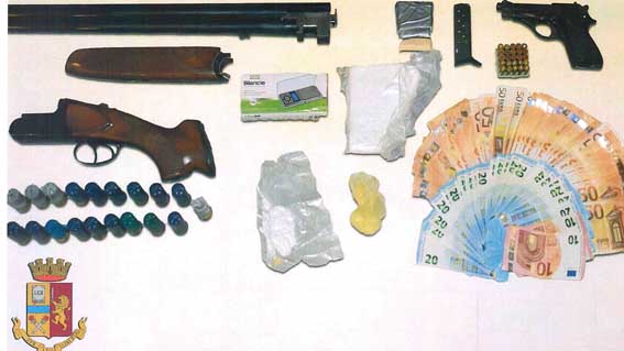 Novarese arrestato dalla Polizia di Vercelli: aveva droga, armi e bombe carta