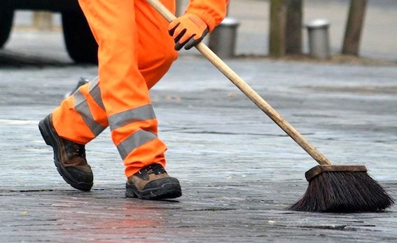 Partito il servizio straordinario di pulizia della città
