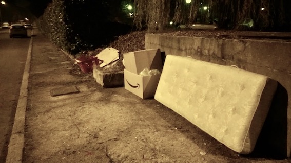Abbandono di rifiuti in strada: individuate e sanzionate due persone in via Adamello