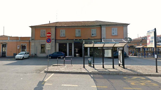 Trecate, sala d'attesa della stazione senza porte: presto il ripristino della situazione