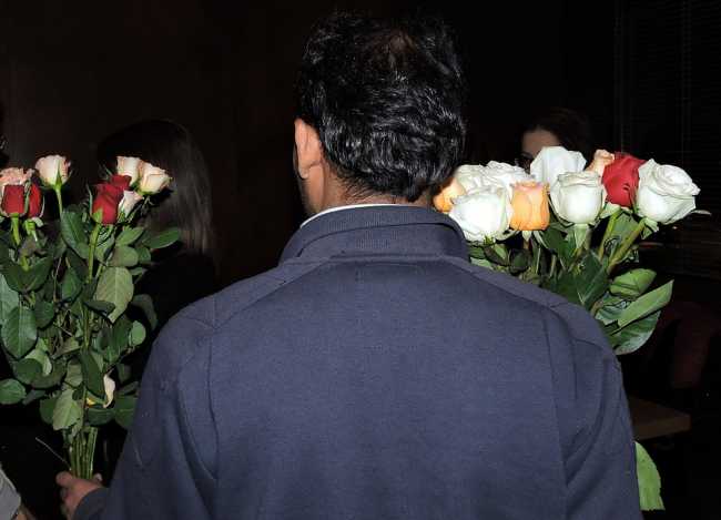 Vendeva fiori senza autorizzazione: sequestrati 30 mazzi