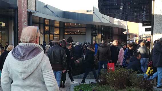 Vicolungo: folla per i primi giorni di saldi all'outlet