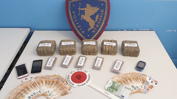 Galliate: nascondevano la droga nell'imbottitura dei sedili dell'auto, due arresti