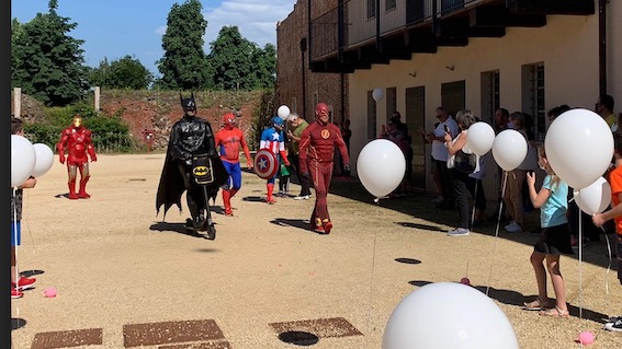 Novara, Supereroi al castello per il lancio dei palloncini in ricordo delle vittime del covid-19