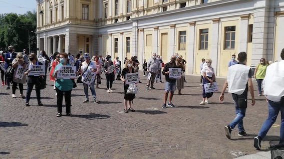 Novara, flash mob del centrodestra in piazza Puccini. Foto