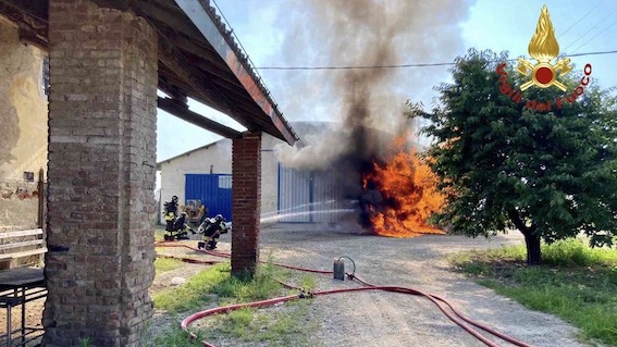 Casalino,  fiamme al serbatoio di un distributore agricolo