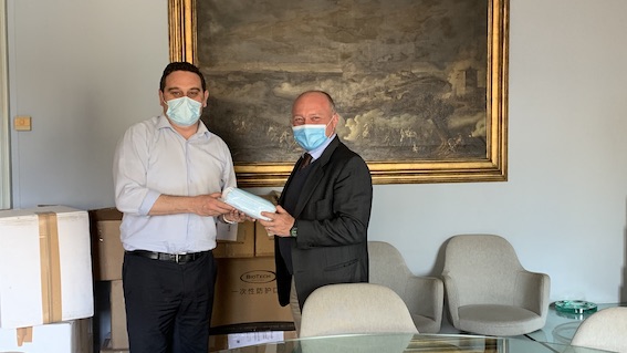 Azienda di logistica dona mascherine ai comuni di Novara e Trecate