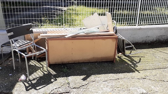 Novara, abbandona rifiuti ingombranti in via Fauser: donna multata dalla polizia locale