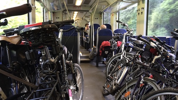 Trenord, stop alle bici a bordo treno: "Impossibile garantire la sicurezza e le norme sul distanziamento"