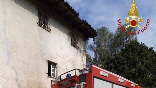 Vicolungo, fiamme nel solaio di una cascina