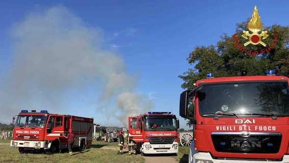 Briona, trattore in fiamme: intervento dei vigili del fuoco