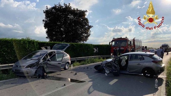 Scontro fra due auto sulla sp11 a Cameriano. Foto