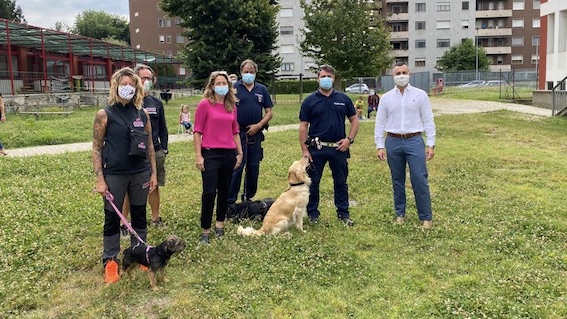 Novara, unità cinofile della polizia locale in visita ai centri estivi