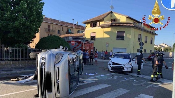 Novara, scontro fra due auto: una si ribalta su un fianco. Foto