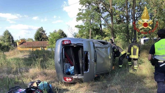 Galliate, auto si ribalta sulla statale 341