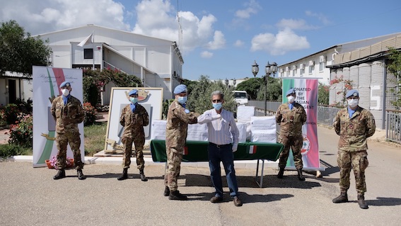 Unifil: il contingente italiano in Libano, con il Reggimento Gestione Aree di Transito di Bellinzago, dona materiale scolastico. Foto