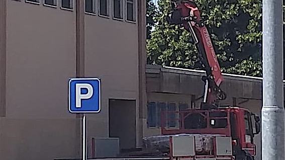 Trecate, iniziata la demolizione della palestra di via Mezzano