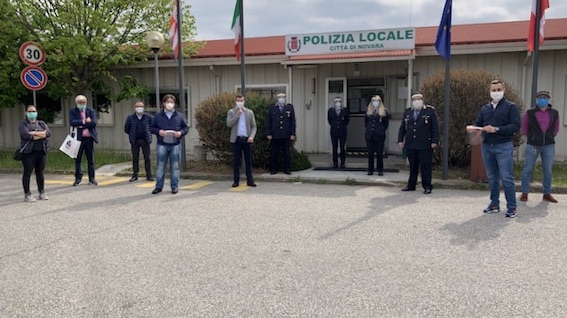 Novara, consegnati alla Polizia Locale i primi prototipi delle visiere progettate dall'Iti Omar
