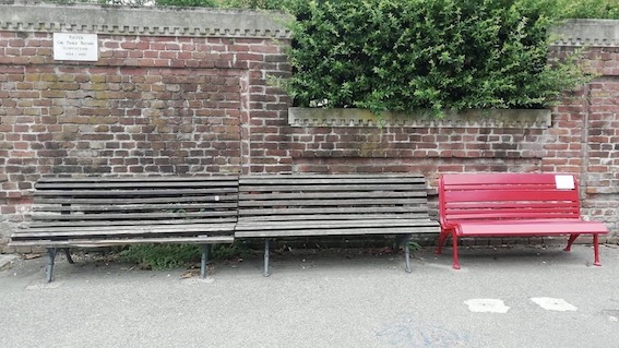 Galliate: collocate altre due panchine rosse per sensibilizzare contro la violenza sulle donne