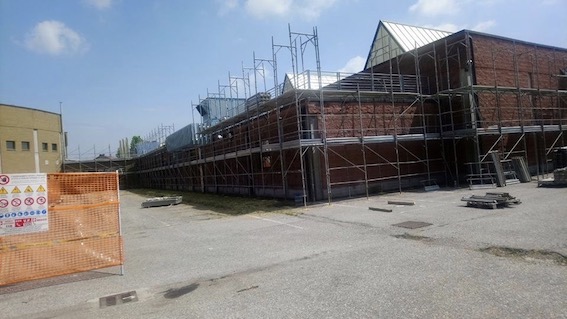 Ipsia Bellini: ponteggi in vista dell'installazione del cappotto esterno