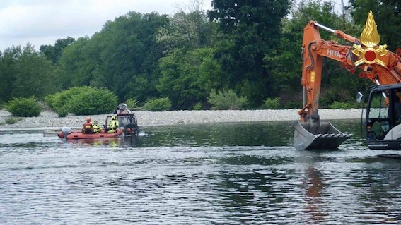 Trattore si blocca in mezzo al fiume Sesia: conducente salvato dai vigili del fuoco