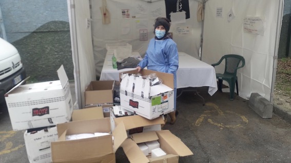 Novara, donati indumenti per i pazienti dell'ospedale