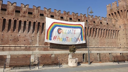 "Galliate. #AndràTuttoBene": striscione sulle mura del castello