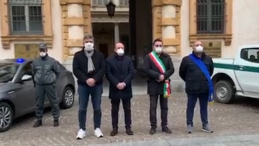 Commemorate le vittime del covid-19 nel Novarese: minuto di silenzio, bandiere a mezz'asta e campane a lutto. Fotogallery