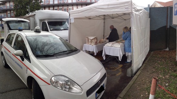 Anche da Oleggio,  pizze per medici ed infermieri dell'ospedale di Novara