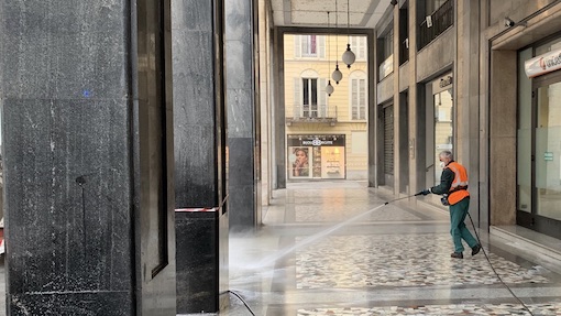 Novara, pulizia dei portici e trattamento disinfettante anche dei sottopassi pedonali e mercati rionali