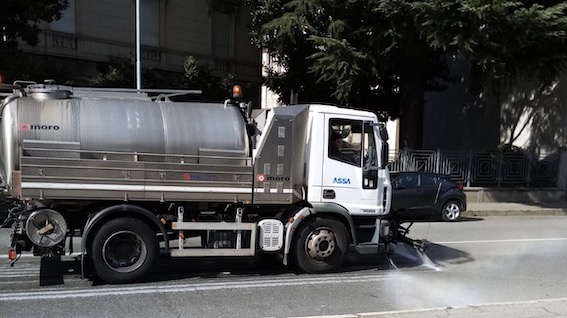 Novara, partito il servizio pomeridiano di lavaggio e sanificazione strade