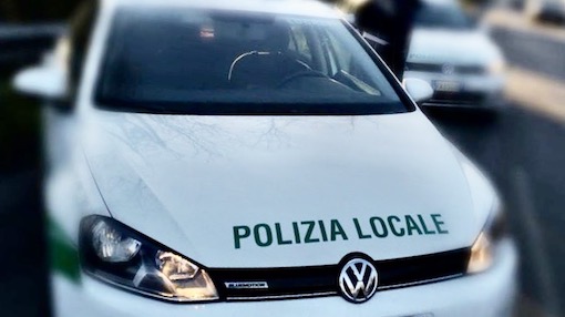 Trecate, sorpresi a chiacchierare sulle panchine: tre denunce per inosservanza del decreto 