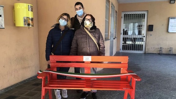 Bellinzago: una panchina rossa contro la violenza sulle donne