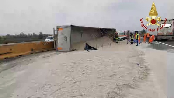Mezzo pesante che trasporta sabbia si ribalta in A4, intervengono i vigili del fuoco