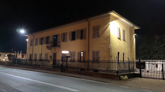 Momo, sistemata l'illuminazione esterna della caserma dei carabinieri
