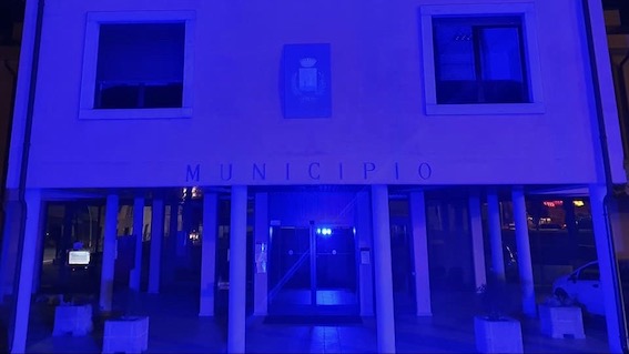 Giornata Internazionale dei Diritti dell'Infanzia e dell'Adolescenza: municipio di Momo illuminato di blu