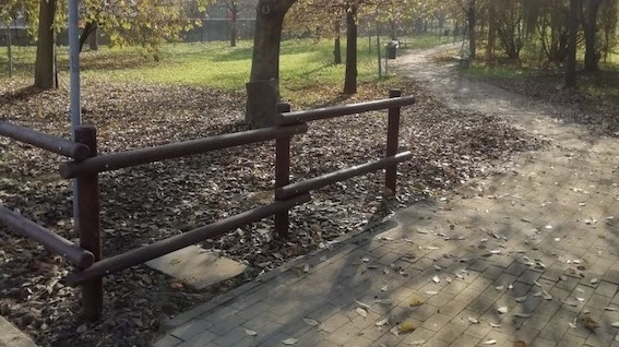 Recinzione in plastica riciclata: progetto pilota in un parco di corso Milano