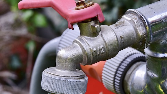 Novara, una denuncia per furto d'acqua