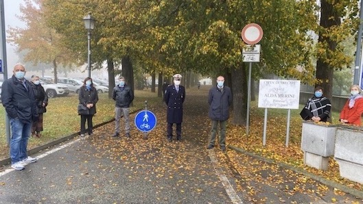Trecate: intitolato ad Alda Merini il viale pedonale del cimitero