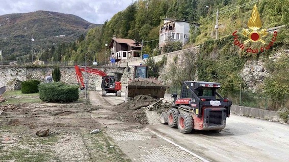 Vigili del fuoco novaresi nel Cuneese per gli aiuti dopo l'esondazione del Tanaro