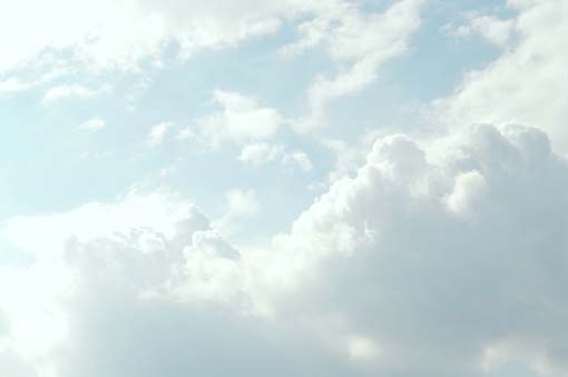 Meteo: inizio di settimana soleggiato con qualche nube. Temperature in leggero aumento